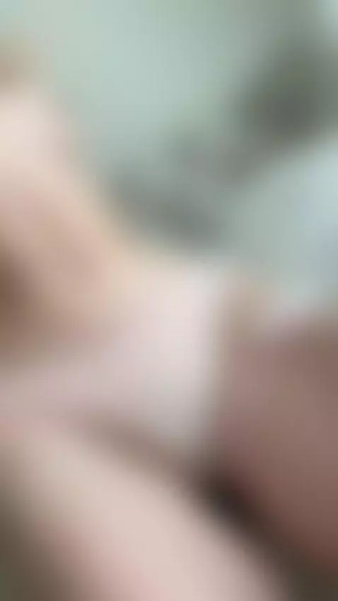 🔞Tattooed brunette arching her back 🍑 Join my OF by shellysecrett