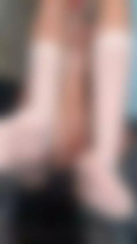 😈Brunette lifting her skirt for you 🍆 Unlock OF by shellysecrett