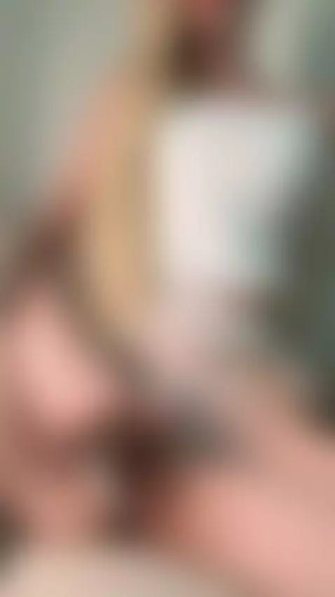 😏Brunette framing her pretty face with big boobs 🍑 Unlock OF by shellysecrett