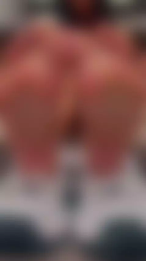 Relaxing my feet a little after the gym  ✨ / Relajando un po... by saylilithh