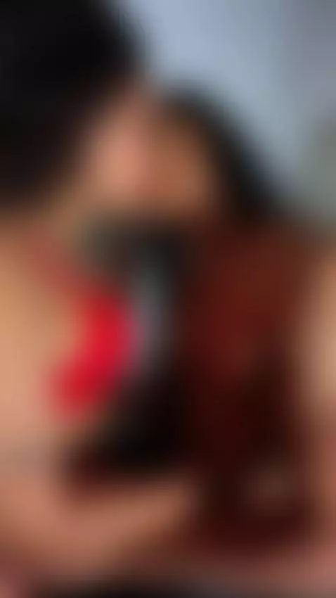 Nos movemos al mismo ritmo, piel contra piel, sintiendo cómo... by r3dmoonss