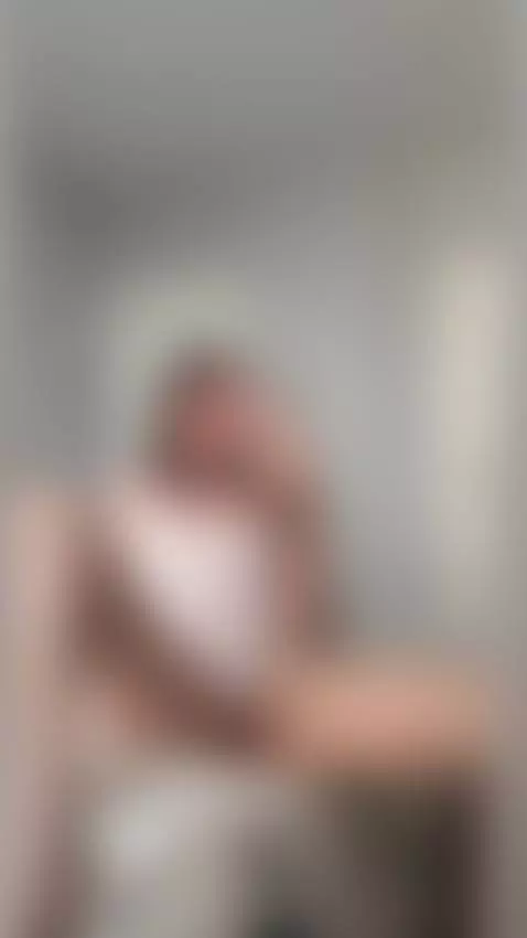 I moan just how you like it 😘🎧 by emmylorens