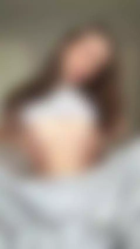 My lips crave kisses… my body craves more 💋🍒 by emmylorens