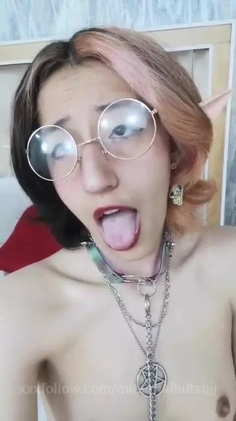 I'm live ... and eager to play with whoever tells me 💋 by mitsurikibutsuji