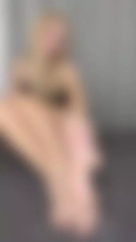 Light follows the curve of my hip gently 😈💧 by karishax