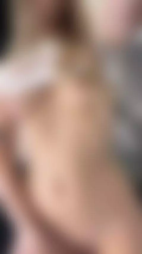 Light pools at the base of my neck 💋💫 by karishax