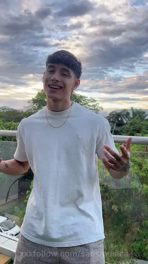 Hard body, soft lips… balance is everything 🖤💋 by saosmusica