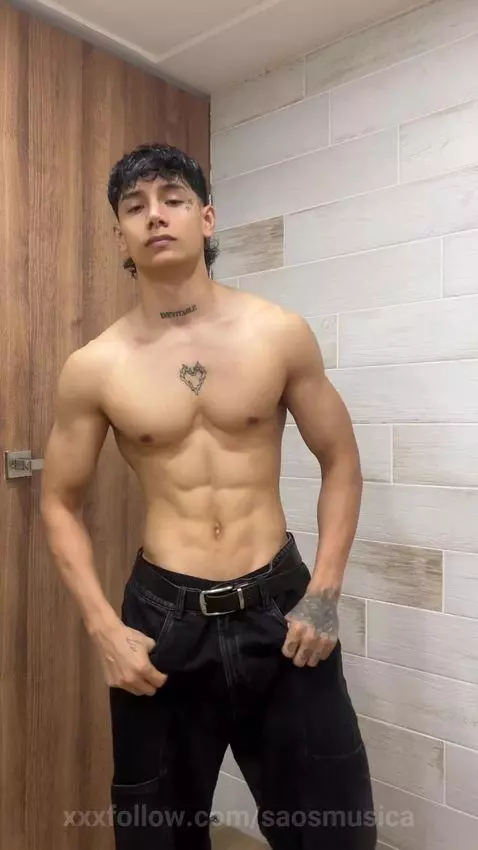 Strong hands, dirty thoughts. Guess which one I’ll use first... by saosmusica