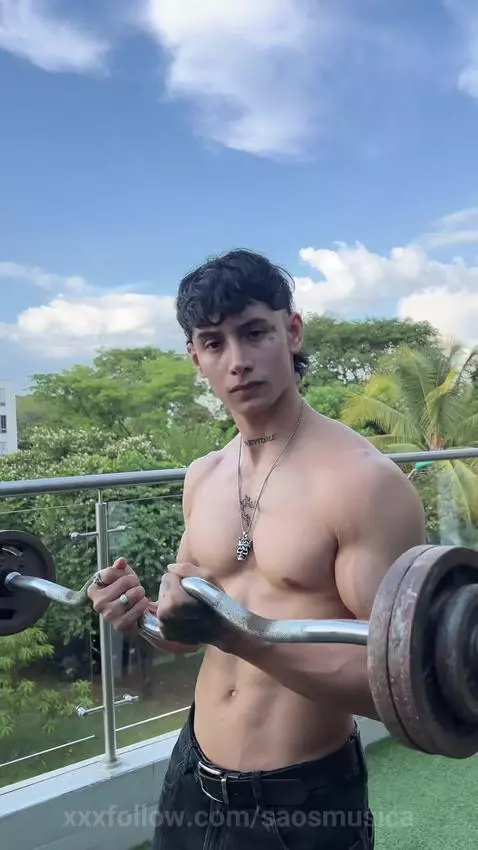 I don’t flex for the camera — I flex for the reaction. 💪👀 by saosmusica