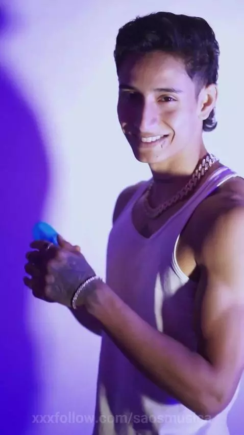 If looks could talk, mine would whisper, ‘check the link.’ 🖤 by saosmusica