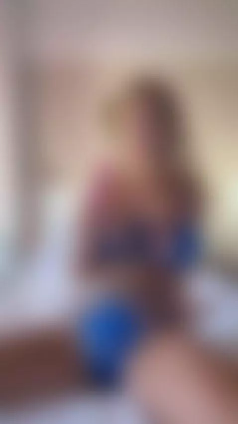 The air hugs the outline of my curves 💋💫 by sunnybunnyy