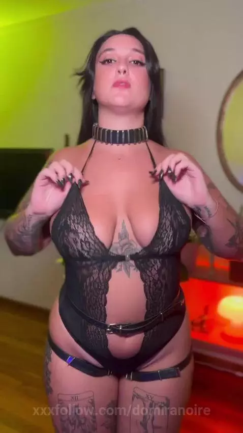 I think my body’s begging for attention today… 👀💖 by domiranoire