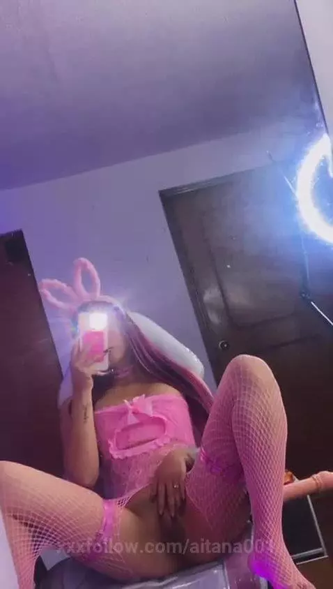 This bunny wants your pig by aitana001