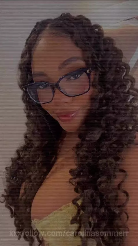 A beautiful girl wanting to be fucked by carolinasommerr