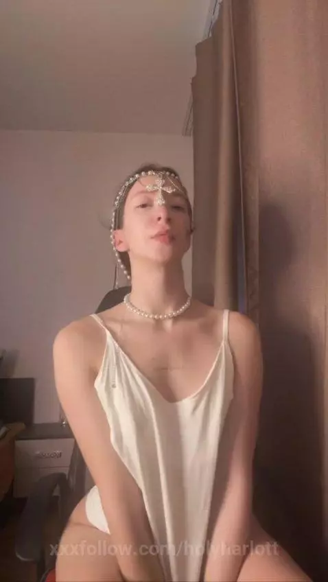 A painting that watches its viewers by holyharlott