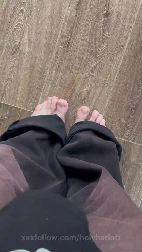 my toes by holyharlott