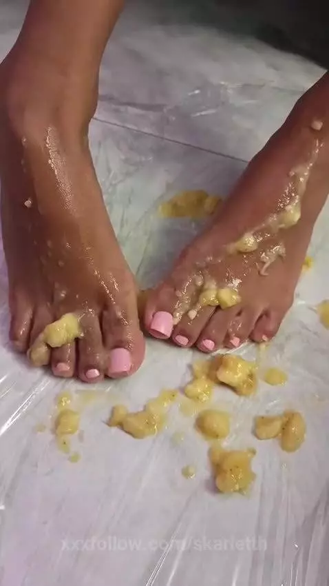 play with my feet and a banana by skarletth