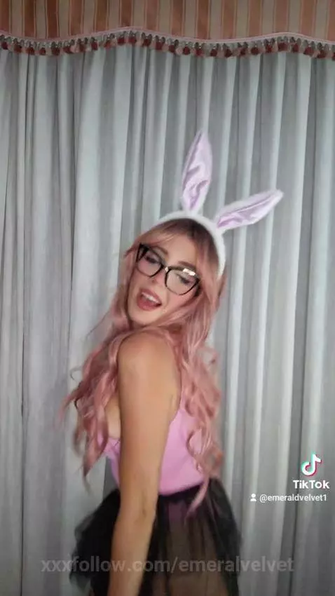 A very tremendous bunny !! by emeralvelvet