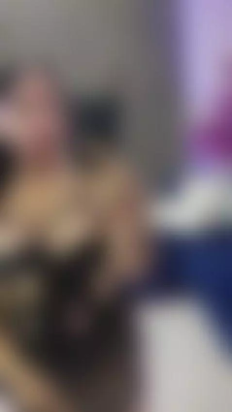 show live 
https://www.camsoda.com/es/melodystone by melodystone