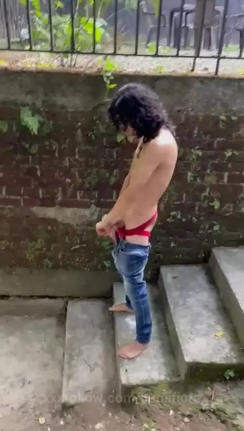 How rich it is to masturbate in public by benjifiore