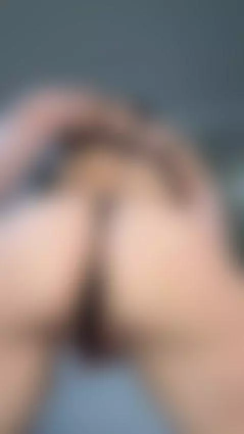Thick ass bent over begging to be fucked 💦 by darianaaaa