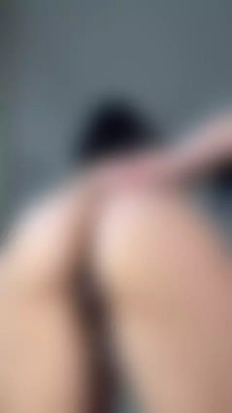 Thick ass spread wide begging to be fucked 😋 by darianaaaa