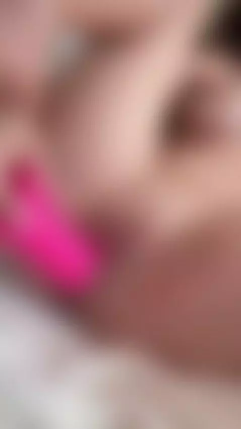 I’m a cock-hungry cum guzzler. Feed me daddy 😈 by nikaoss