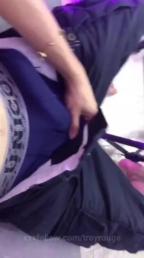 Guess what 23cm of pure trouble looks like 😏
Come take a clo... by troyrouge