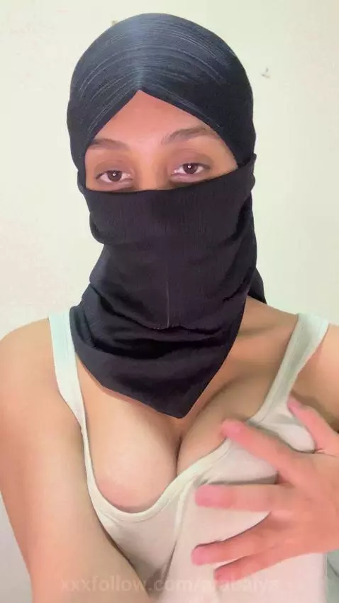 Cleavage so deep you might drown 😏💦 by arabalya