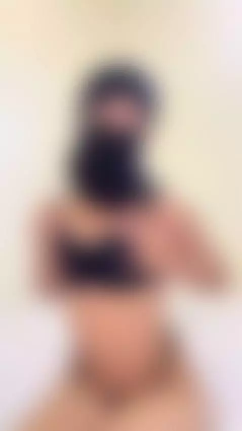 A little tease, a lot of curves. by arabalya