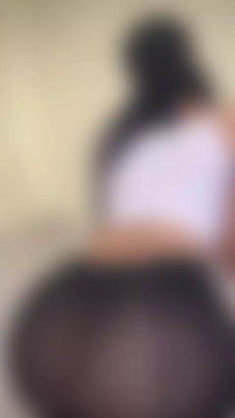 This peach was made to be grabbed 🍑 by arabalya