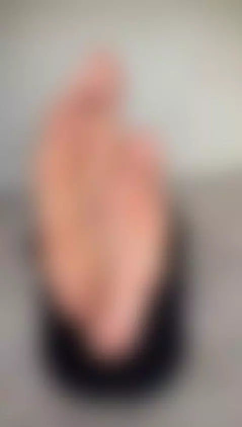 Hijab on, feet out. You know what to do. by arabalya