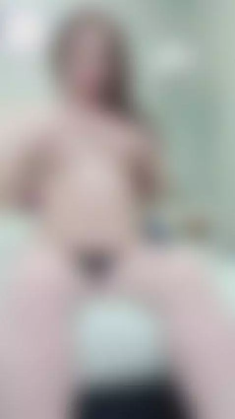 Hey daddy! Do you want to see my ass shine with oil?💦 by saraponce1