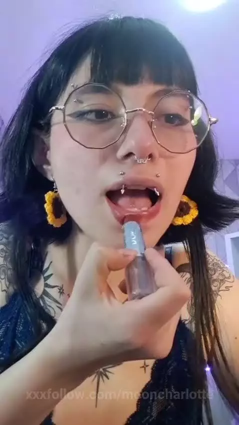 from your lips ♥
es.stripchat.com/charlottemoonxz
chaturbate... by mooncharlotte