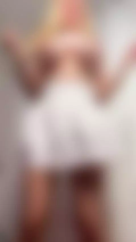 Juicy curves demanding attention 🌺 by realstellacardo