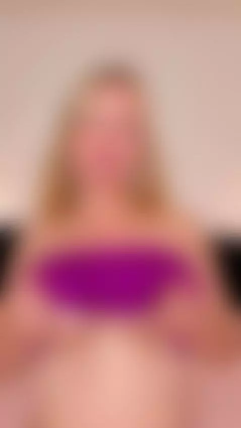 Juicy curves up close 🍒 by realstellacardo