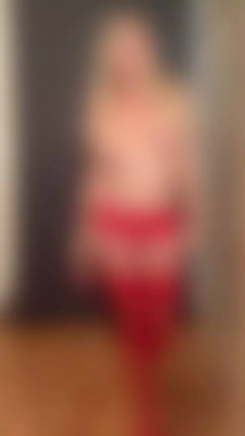 Red temptation in motion 😏 by realstellacardo