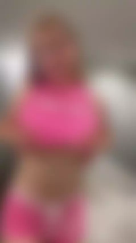 Full curves filling the frame like they own it 🍓 by realstellacardo