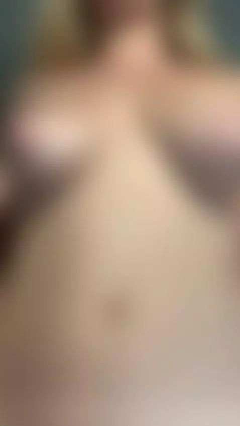 Can you keep your eyes on me? 👀 by realstellacardo