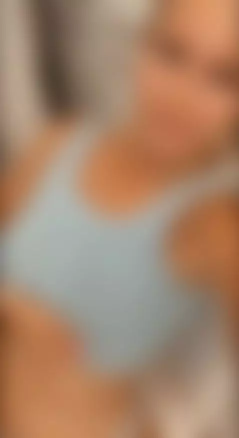 Should I lean a little closer? 💋 by realstellacardo