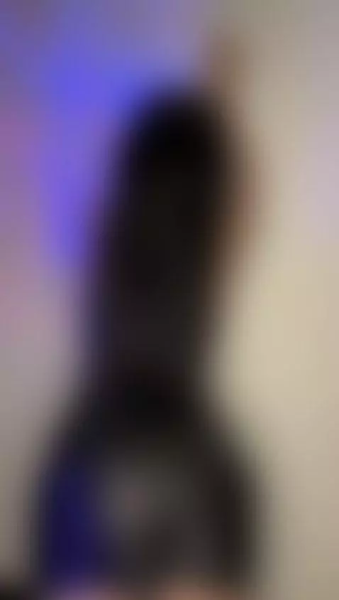 nobody scrolled past this by kamilaheelss