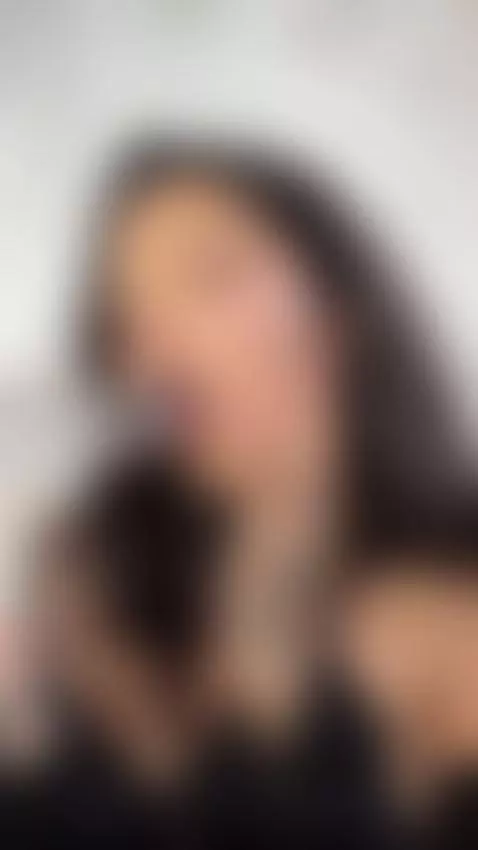 The glow folds into my curves like warm breath 💋💫 by panteritaaaa