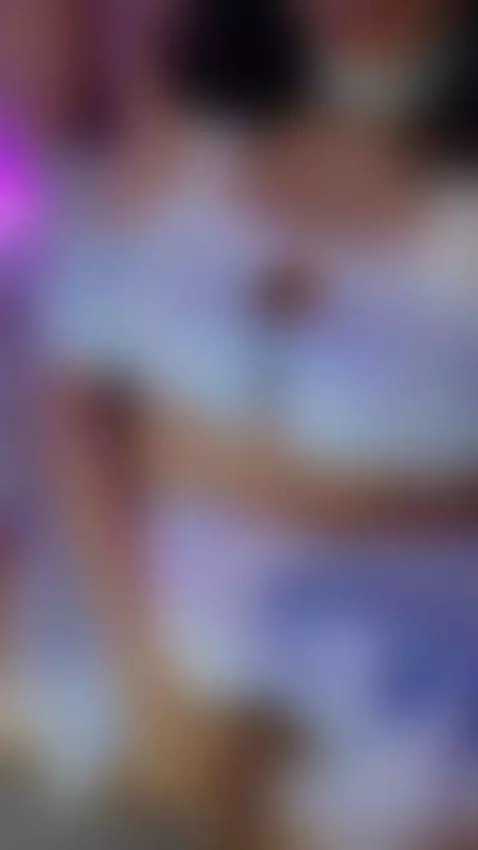 No mires así… or maybe do 👀
Elegancia arriba, fuego abajo.
T... by aurora-brown