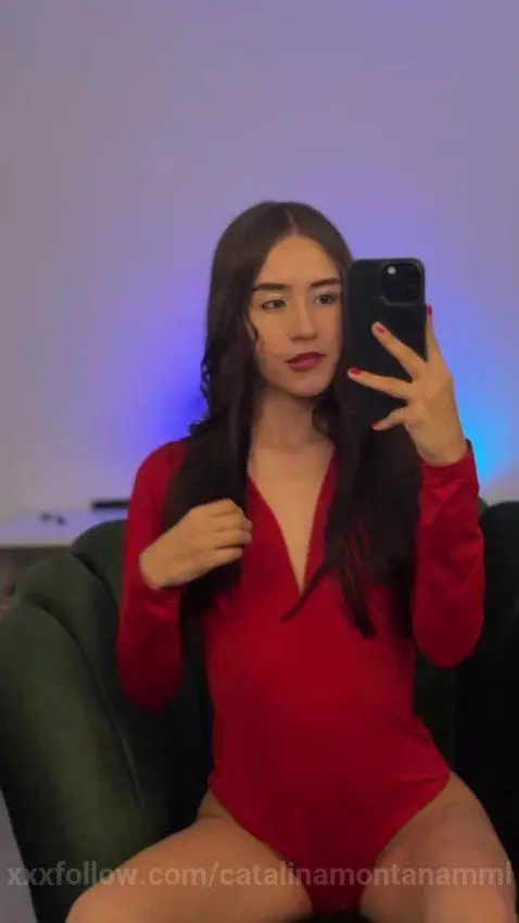 you can't resist this red suit by catalinamontanamml