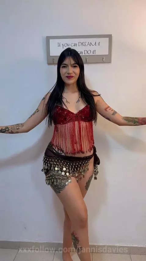 "Mis secretos no están aquí… están en el link de mi bio. 💋 /... by jannisdavies