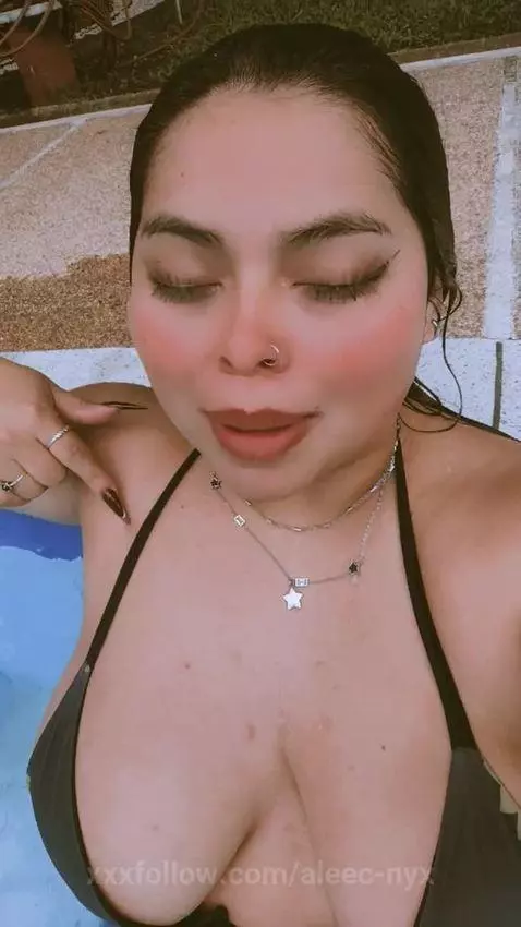 A sunny day.🏖️🏖️ by aleec-nyx