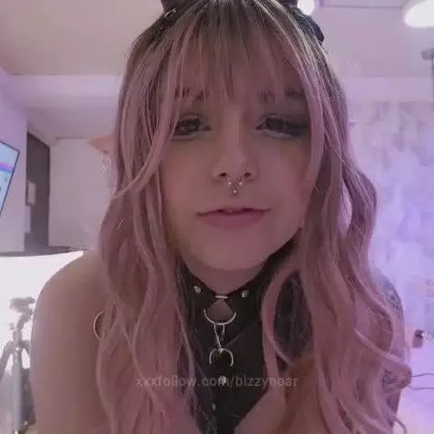 I don't know what is more addictive... your look or your des... by bizzynoar