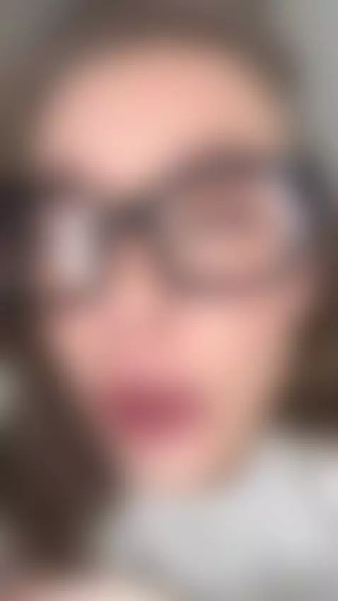 She put on makeup and her clothes were gone by lina-wave