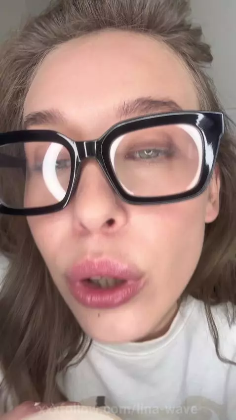 She put on makeup and her clothes were gone by lina-wave