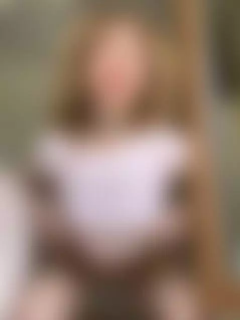 My silhouette melts into the air 💦💋 by curlypolly